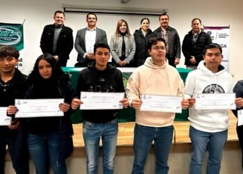 Entrega Estado becas a estudiantes de la UT Parral