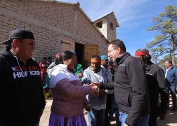 Alcalde de Guachochi despide el año conviviendo en festejo Rarámuri