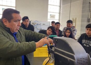 Becan a docente de la UTPN para actualización en temas de la industria