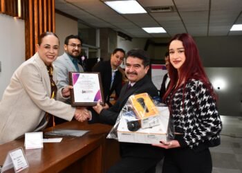 Premia SEyD a escuelas ganadoras en desfile de la Revolución Mexicana