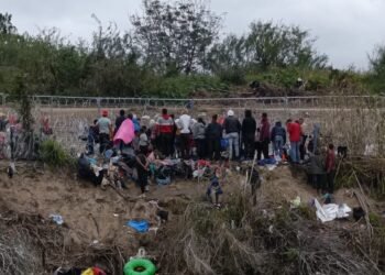 Biden apela a la Corte Suprema para retirar el alambre de púas de la frontera de Texas