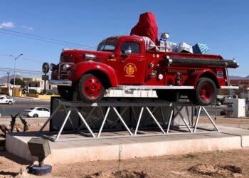Exhiben en Comandancia emblemático camión bombera, de 100 años