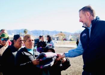Carlos Olson entrega apoyos y cobijas en la capital