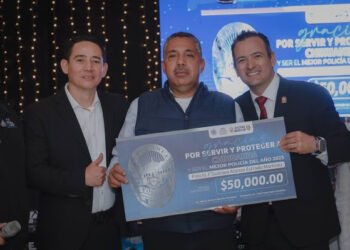Reconocen a Gustavo Estrada como policia del año, en la ciudad