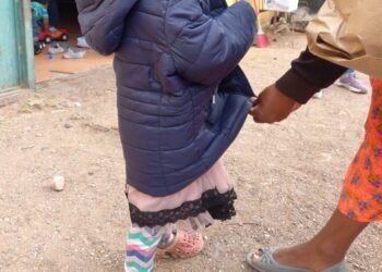 Familias en situación de desplazamiento forzado reciben calentones y chamarras para este invierno