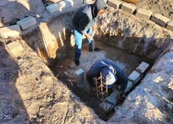 Construyen estudiantes de la UT Tarahumara baño ecológico seco  para pobladores de La Cañada