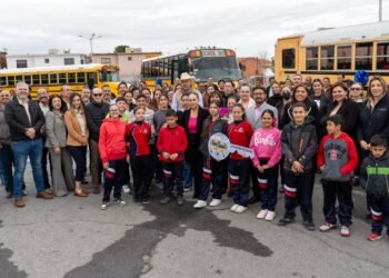 Entrega Secretaría de Educación camiones escolares  en beneficio de 14 planteles