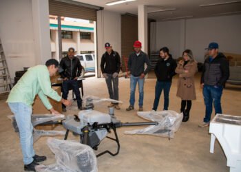 Capacitan a estudiantes y docentes de la UT Tarahumara para uso de dron agrícola