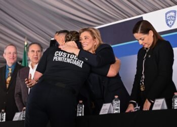 Entrega gobernadora Maru Campos estímulos al personal de la SSPE