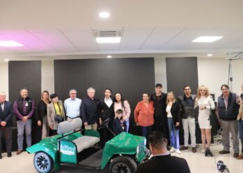 Presentan en la UTCH vehículo eléctrico diseñado por estudiantes en proyecto emprendedor