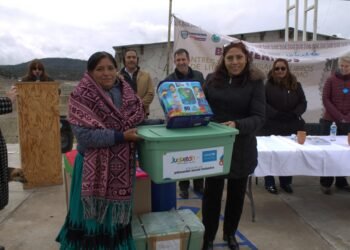 Reciben estudiantes indígenas de Bocoyna material educativo  en español y en su lengua materna