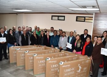 Reciben más de 200 planteles de Telesecundaria pantallas  y discos duros externos