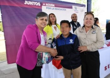 Entrega SEyD uniformes y tenis a más de 3 mil estudiantes en Ojinaga