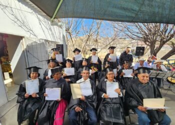 Concluye don Antonio Sandoval a sus 83 años sus estudios de secundaria, ejemplo de superación