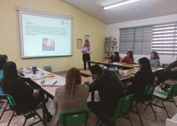 Capacitan a estructura directiva de SEECH en liderazgo y comunicación asertiva