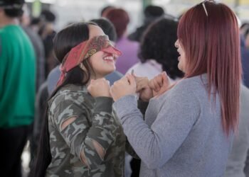 Fortalecen lazos afectivos entre padres e hijos con clase de matrogimnasia en el Cobach