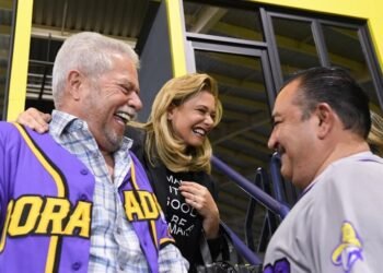 Acude gobernadora Maru Campos a juego inaugural de Dorados contra Rieleros en inicio de la LMB