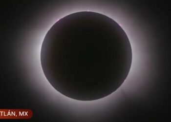 Observan miles el eclipse parcial de sol en la capital, el próximo hasta 2052