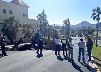 Fuga de agua provoca socavón en Avenida Tomás Valles, cierra JMAS tramo
