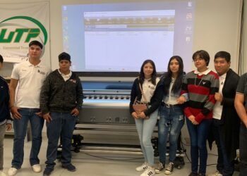 Visitan estudiantes de Telebachillerato de Santa Bárbara  instalaciones de la UT Parral