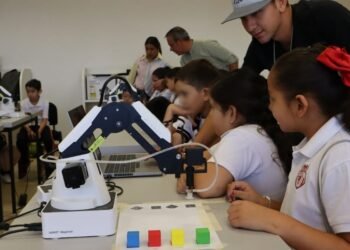 Visitan alumnos de Educación Básica el Centro STEM de la UT Parral