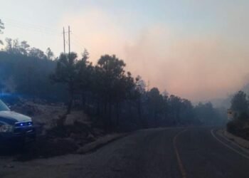 Reabre Protección Civil tramos carreteros tras incendios activos en la zona serrana