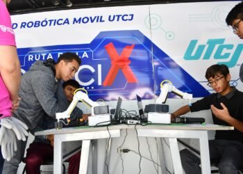 Lleva UTCJ su unidad móvil de robótica al CETis número 61, interactuan con robots