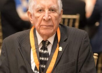 Entregan premio nacional a la docencia a Luis Rivera Soto