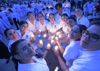 Realiza FEN-UACH su tradicional ceremonia de “transición de luz” en el Día de la Enfermería