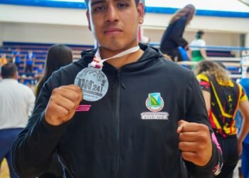FRANCISCO VALLES CONSIGUE PLATA EN BOXEO
