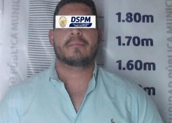 Detienen a policía municipal de Juárez que acosaba a joven mujer en Quintas Carolinas