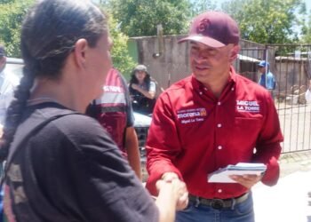 Recorrió Miguel La Torre la comunidad de El Sauz, escuchó peticiones de habitantes