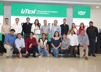 Apoya Grupo RED a 13 estudiantes de la UTCH con becas para su carrera