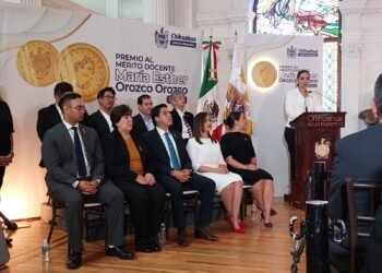 Entregó regidora Diana Acosta premio al mérito docente «María Esther Orozco»