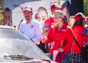 Recorre candidata Teresa Erives colonias de Aquiles Serdán, recibe propuestas de habitantes