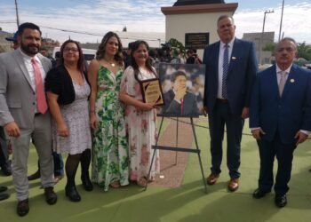 Sección 42 devela placa de Miguel Ángel González en la Rotonda de los Maestros Ilustres