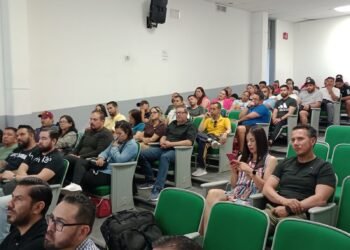 Imparten conferencia para impulsar mejora continua de docentes de Educación Física en Ciudad Juárez