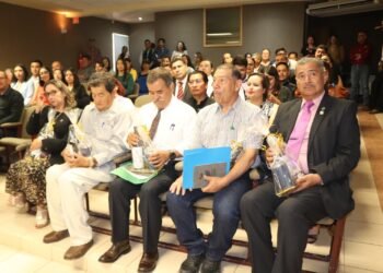 Reconoce FACIATEC a estudiantes por su desempeño académico