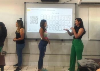 Llevan taller de Lengua de Señas Mexicana a estudiantes de la Escuela de Trabajo Social