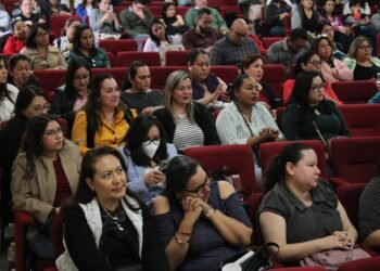 Capacitan estudiantes de Procesos Industriales de la  UTPN a empleados de maquiladora