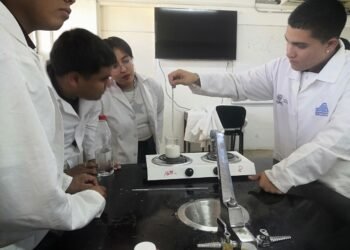 Realizan estudiantes del Club de Ciencias de la UPCH  taller para crear plástico a partir de leche