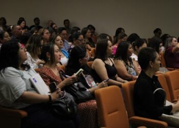 Reciben docentes de Ciudad Juárez conferencia «De la violencia cultural a la cultura de paz”