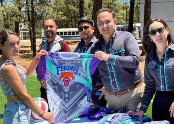 Entrega UT Tarahumara uniformes para el Primer Encuentro Regional Deportivo y Cultural