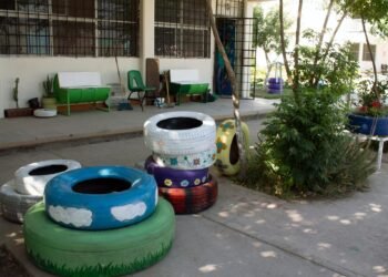 Reutilizan estudiantes de la Secundaria Federal No. 15  llantas usadas para mejorar su escuela