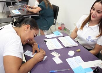 Entrega Estado becas a 1047 estudiantes de secundaria en Ciudad Juárez