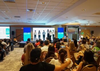 Exponen alumnos del Colegio Belmont proyectos de negocios a tiburones de Shark Tank