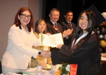 Egresan 170 jóvenes del CECyTECH 9 Lomas de Poleo en Ciudad Juárez, encabezó la gobernadora