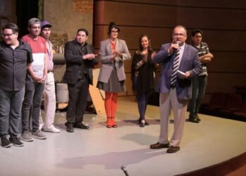 Alumnos de Artes presentan examen final con espectacular obra de teatro