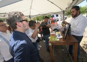 Se interesa la agencia de noticias EFE en las investigaciones del sotol que realiza la UACH