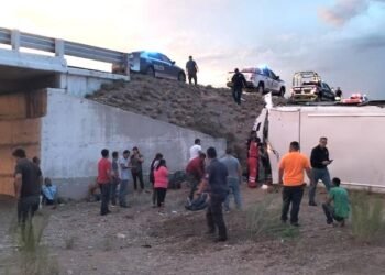 Trasladó URGE a 15 lesionados de camionazo en la carretera libre Camargo-Saucillo,  murió una mujer